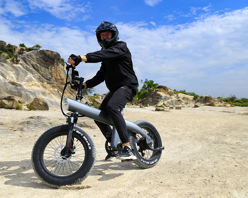 Bicicletta elettrica fuoristrada per tutti i terreni Q3-750W 20*4.0 pollici con pneumatici larghi