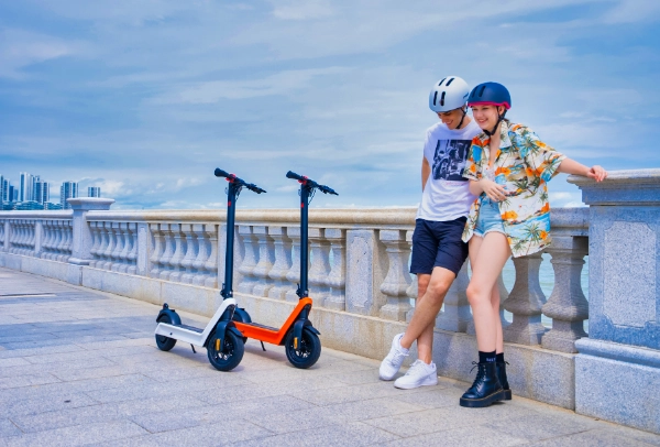 Come caricare la batteria rimovibile dello scooter elettrico portatile?