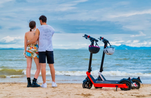 In che modo gli e-scooter portatili con batteria rimovibile migliorano la mobilità urbana?